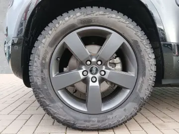 LAND ROVER Defender 110 D250 X-Dynamic HSE AHK  in Seidenma