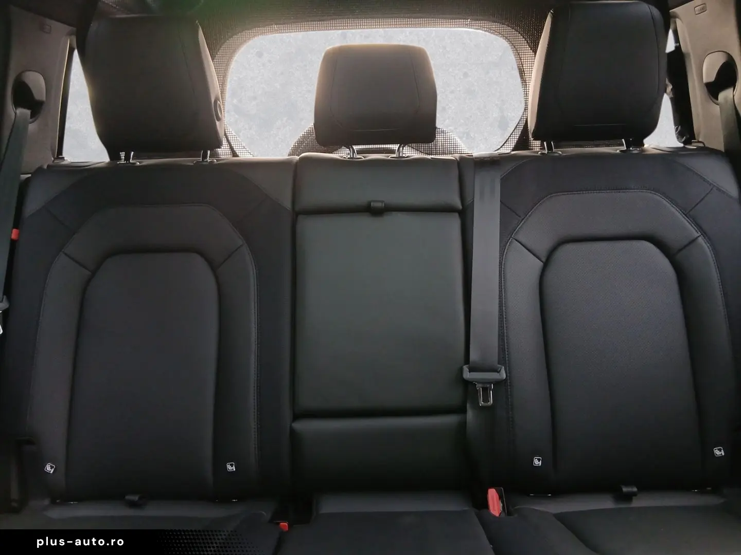 LAND ROVER Defender 110 D250 X-Dynamic HSE AHK  in Seidenma