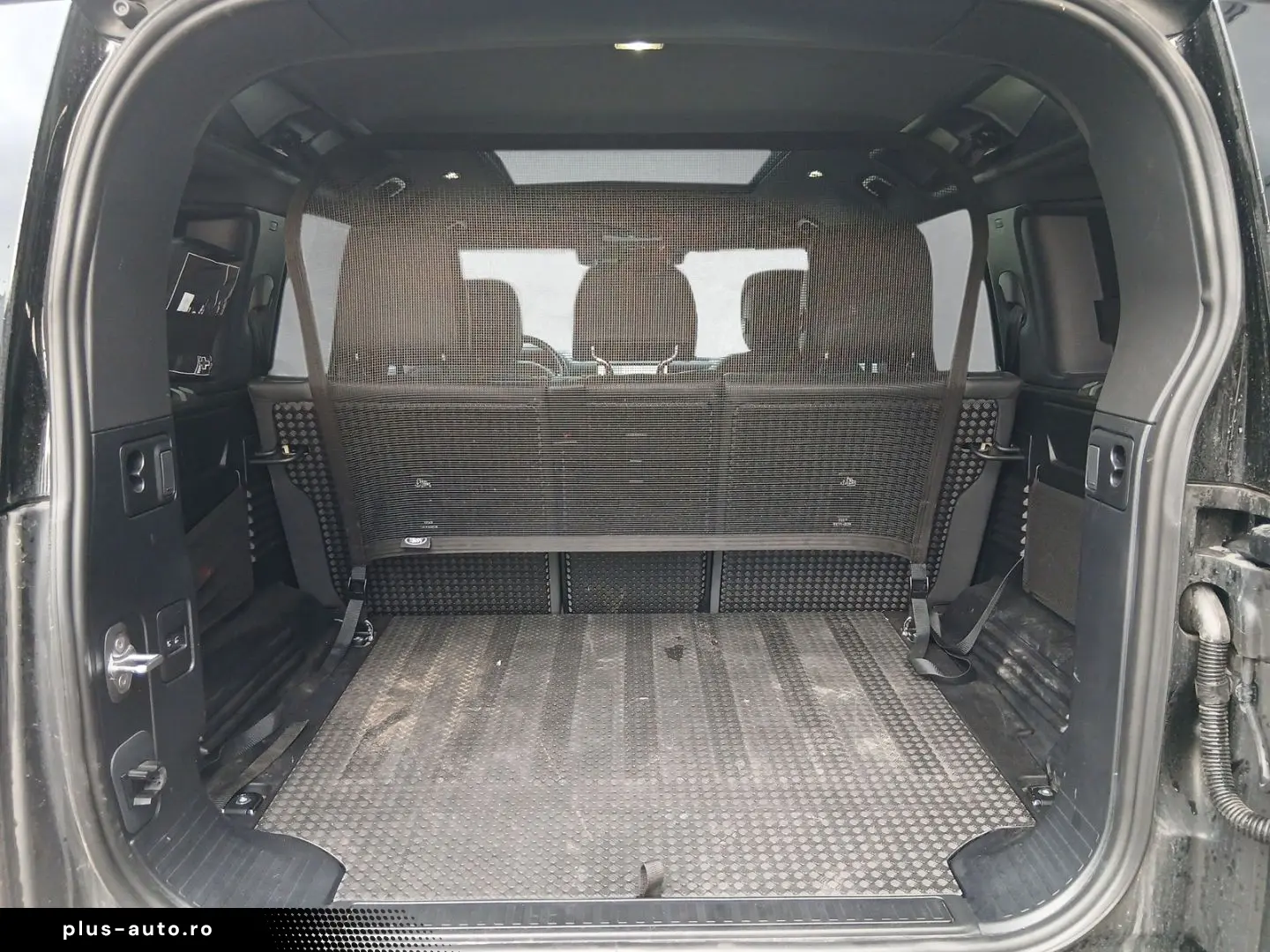 LAND ROVER Defender 110 D250 X-Dynamic HSE AHK  in Seidenma