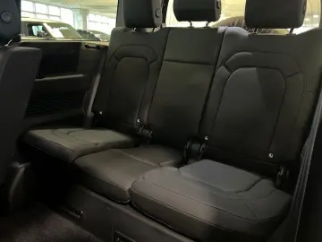 LAND ROVER Defender 130 D300 AWD X-Dynamic SE 8 seats