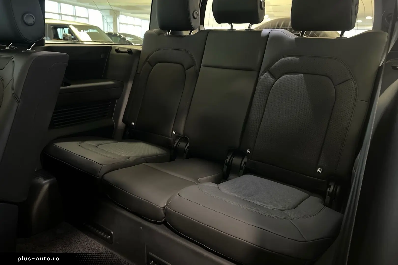 LAND ROVER Defender 130 D300 AWD X-Dynamic SE 8 seats