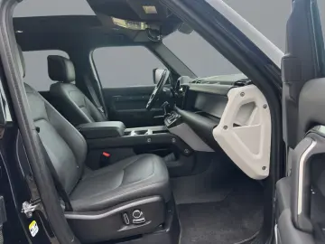LAND ROVER Defender 130 D300 X-Dynamic SE AHK WinterPack
