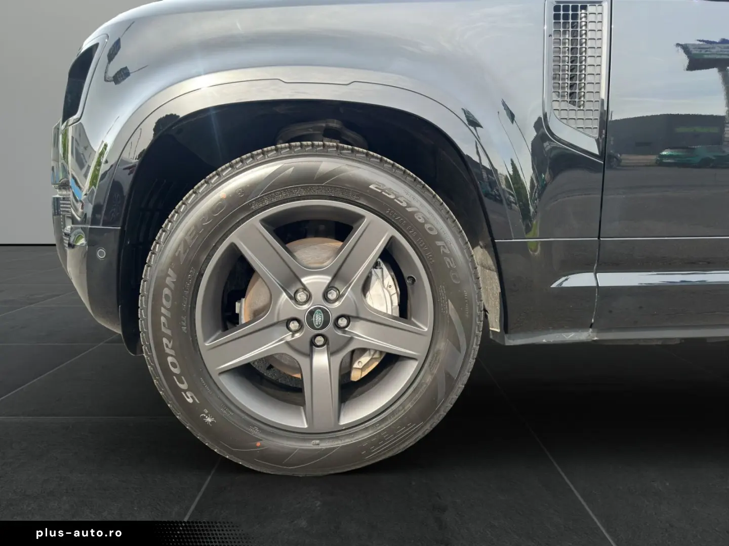 LAND ROVER Defender 130 D300 X-Dynamic SE AHK WinterPack