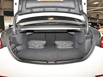 Mercedes-Benz C 300 e AMG Sport Premium LED Kamera Keyless