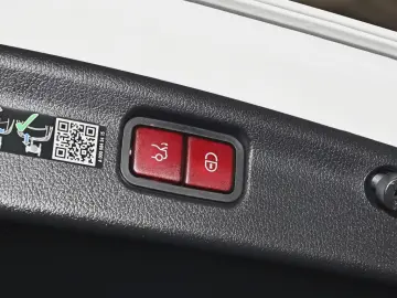 Mercedes-Benz C 300 e AMG Sport Premium LED Kamera Keyless