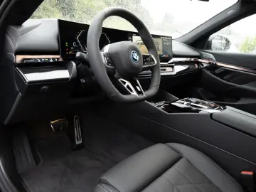 BMW 530e xDrive M Sport Pro_360_Pano_HUD_ACC