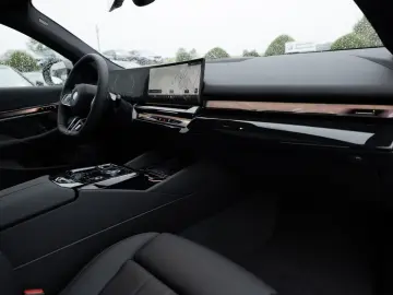BMW 530e xDrive M Sport Pro_360_Pano_HUD_ACC