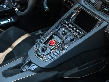 Lamborghini Aventador SVJ Roadster 1 of 800 • V12 770 CP