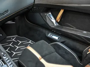 Lamborghini Aventador SVJ Roadster 1 of 800 • V12 770 CP