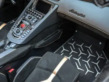 Lamborghini Aventador SVJ Roadster 1 of 800 • V12 770 CP