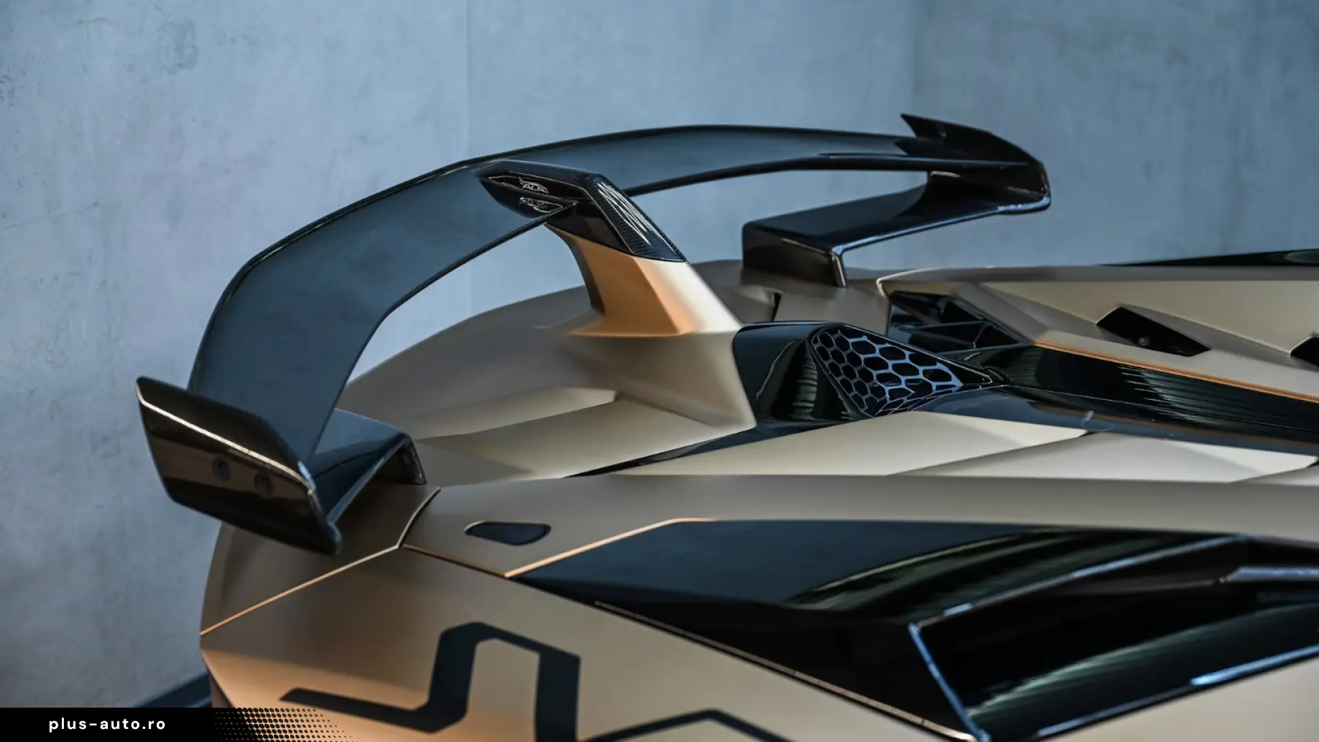 Lamborghini Aventador SVJ Roadster 1 of 800 • V12 770 CP