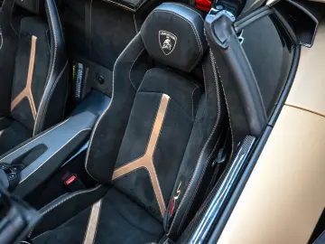 Lamborghini Aventador SVJ Roadster 1 of 800 • V12 770 CP