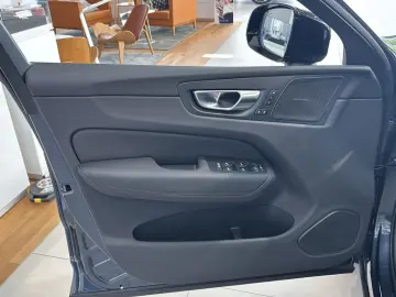 VOLVO XC 60 Plus Dark B5 AWD Bluetooth LED Klima