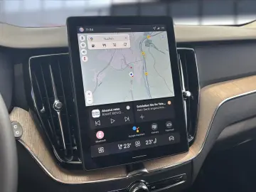 VOLVO XC 60 Plus Dark B5 AWD Bluetooth LED Klima