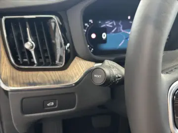 VOLVO XC 60 Plus Dark B5 AWD Bluetooth LED Klima