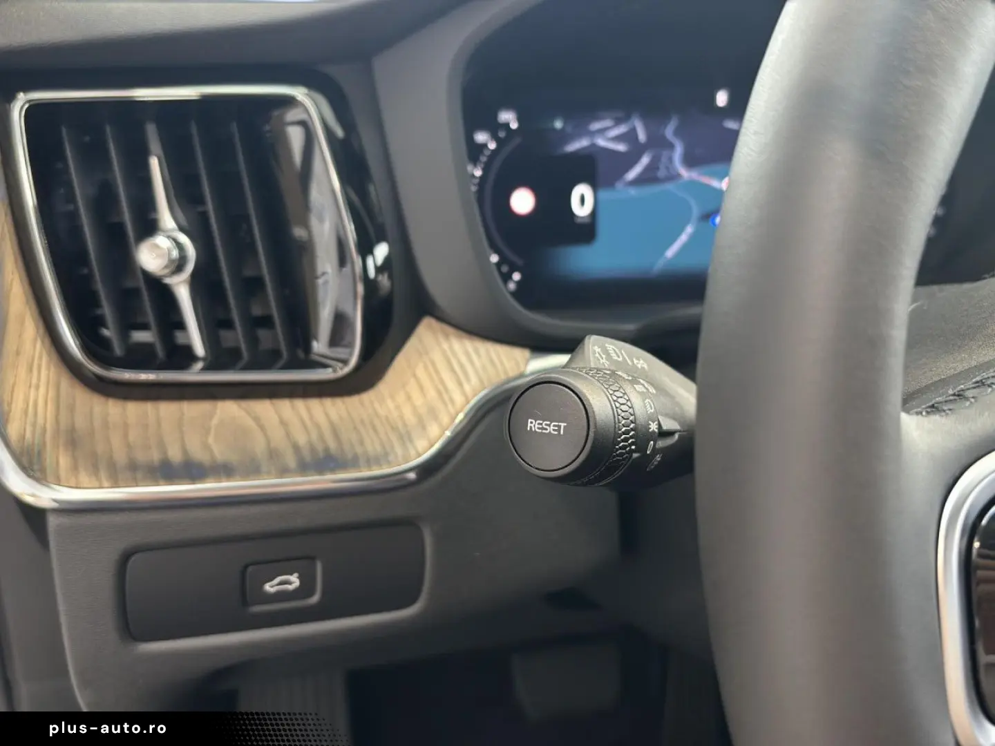VOLVO XC 60 Plus Dark B5 AWD Bluetooth LED Klima