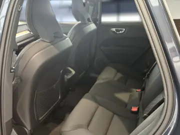 VOLVO XC 60 Plus Dark B5 AWD Bluetooth LED Klima