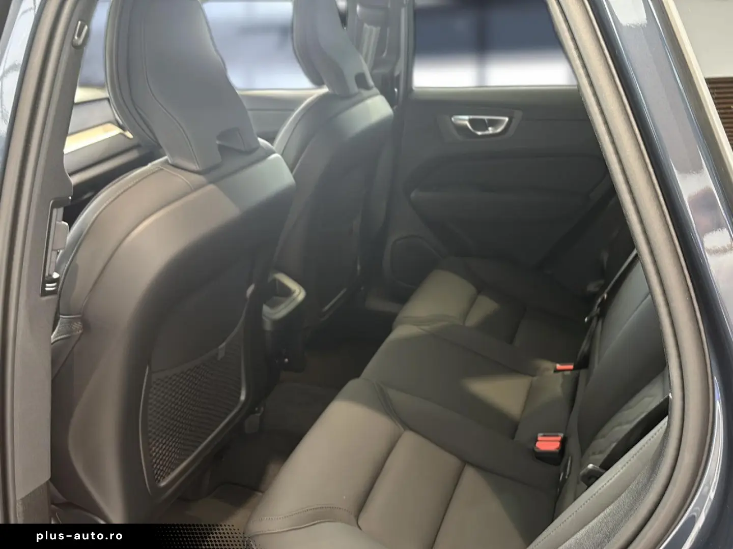 VOLVO XC 60 Plus Dark B5 AWD Bluetooth LED Klima
