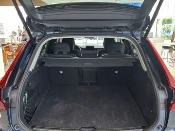 VOLVO XC 60 Plus Dark B5 AWD Bluetooth LED Klima