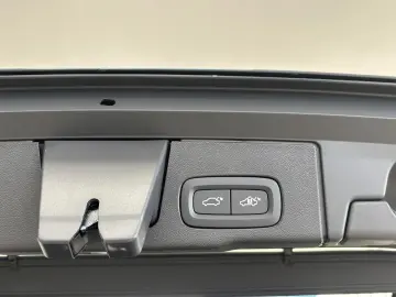 VOLVO XC 60 Plus Dark B5 AWD Bluetooth LED Klima