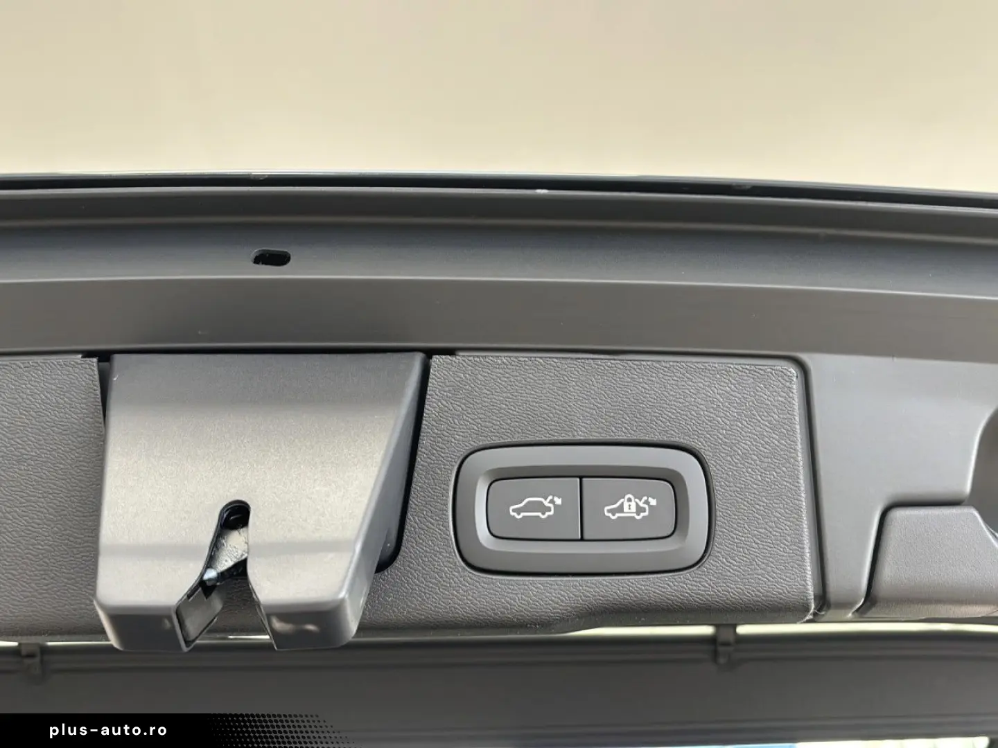 VOLVO XC 60 Plus Dark B5 AWD Bluetooth LED Klima
