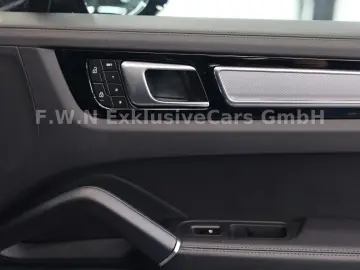PORSCHE Cayenne Coupe E-Hybrid Platinum Edition_Matrix
