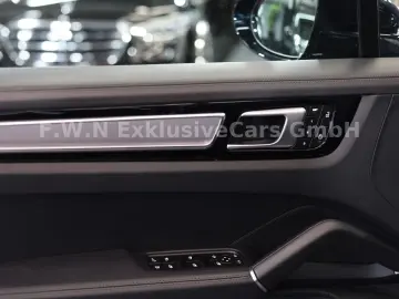 PORSCHE Cayenne Coupe E-Hybrid Platinum Edition_Matrix