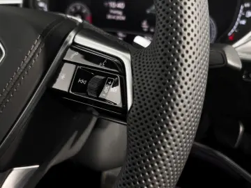 AUDI A8 50 TDI Quattro S-Line_Navi_Matrix_Head Up_B&O