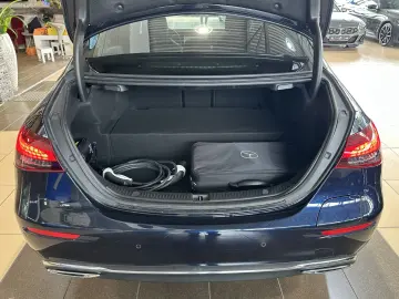 MERCEDES-BENZ E 300 e Avantgarde R.Cam Navi Ambiente ACC SHZ