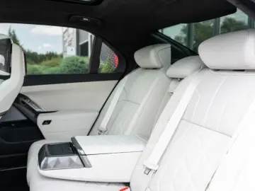 BMW 7 Series  740 xDrive Facelift MY2027