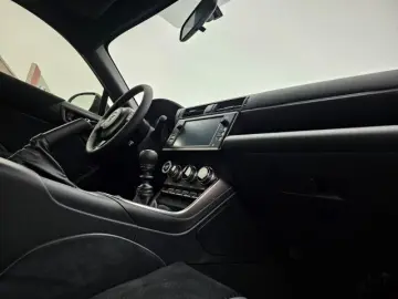 TOYOTA GR86 2 4L PREMIUM LED APPLE CARPLAY