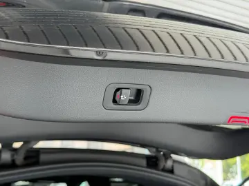 MERCEDES-BENZ GLC 300 d 3x AMG PANO DISTRO BURM MEMO…