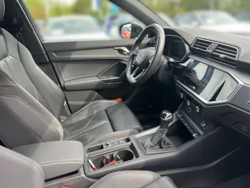 AUDI Q3 S line  AHK BLACKSTYLE PANO KAMERA MATRIX