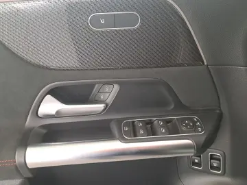 MERCEDES-BENZ GLA 250 e AMG Keyless SHZ LED MBUX 19