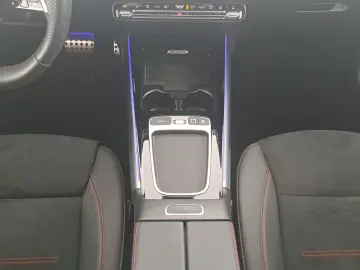 MERCEDES-BENZ GLA 250 e AMG Keyless SHZ LED MBUX 19