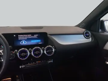 MERCEDES-BENZ GLA 200 d AMG Adva  Night Beam-LED PANO