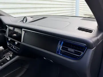 PORSCHE Macan GTS Chrono Bose 360 Pano 21