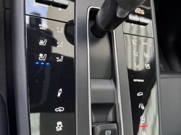PORSCHE Macan GTS Chrono Bose 360 Pano 21