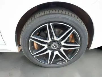 MERCEDES-BENZ V 300d 4M AMG LINE LANG AIRMATIC ACC 8-SITZE
