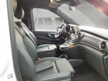 MERCEDES-BENZ V 300d 4M AMG LINE LANG AIRMATIC ACC 8-SITZE