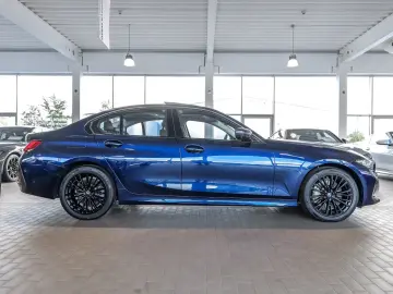 BMW 330i Automatic Glass Roof Towbar DAProf Head-Up Display