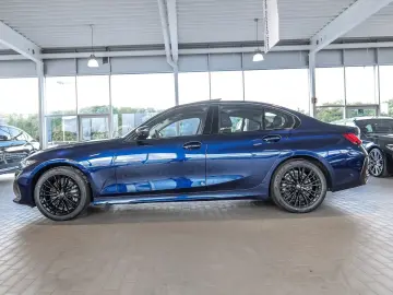 BMW 330i Automatic Glass Roof Towbar DAProf Head-Up Display