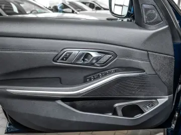 BMW 330i Automatic Glass Roof Towbar DAProf Head-Up Display