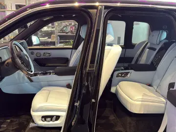 Rolls-Royce Cullinan Silver Badge - LIVRARE RAPIDA!