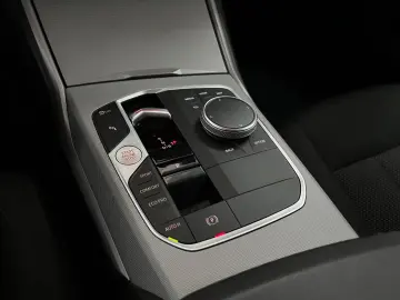 BMW 320d Limousine xDrive LIVE COKPIT-ACTIVE GUARD