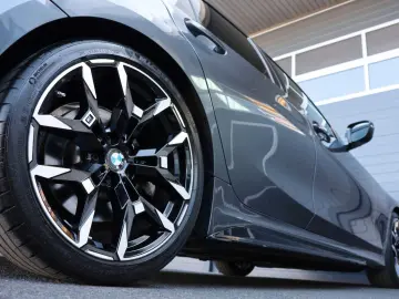 BMW 330i xDrive M
