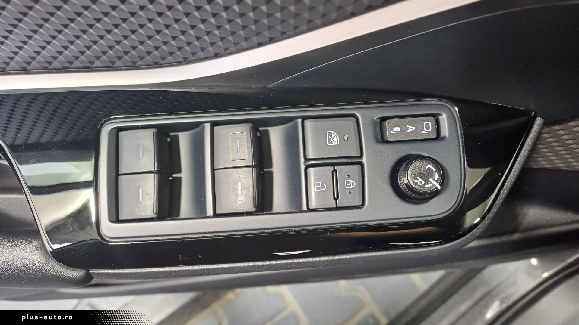 Toyota C-HR 2 0 Hybrid C-ULT CVT