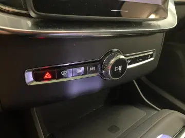 Volvo XC90 T8 PHEV FACELIFT Plus Dark 21  PANO STANDHz