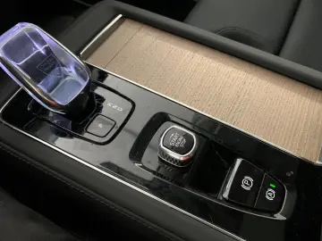 Volvo XC90 T8 PHEV FACELIFT Plus Dark 21  PANO STANDHz
