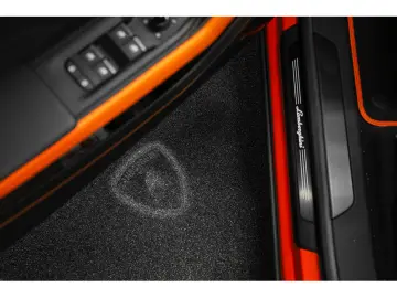 LAMBORGHINI Urus SE - ARANCIO EGON